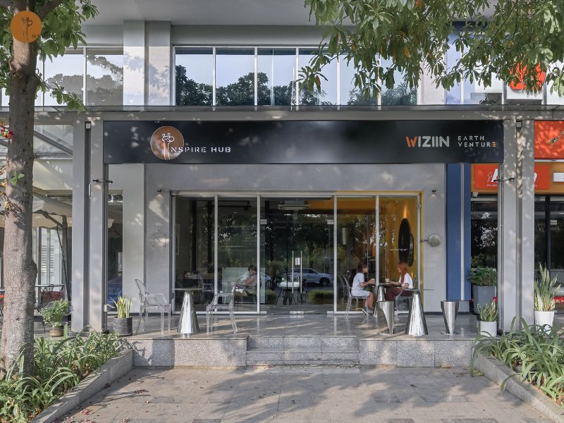 Dedicated desk with a valid business registration address at coworking space